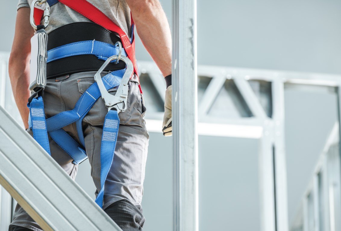 El uso de el arnes de seguridad para trabajos en altura - El Insignia